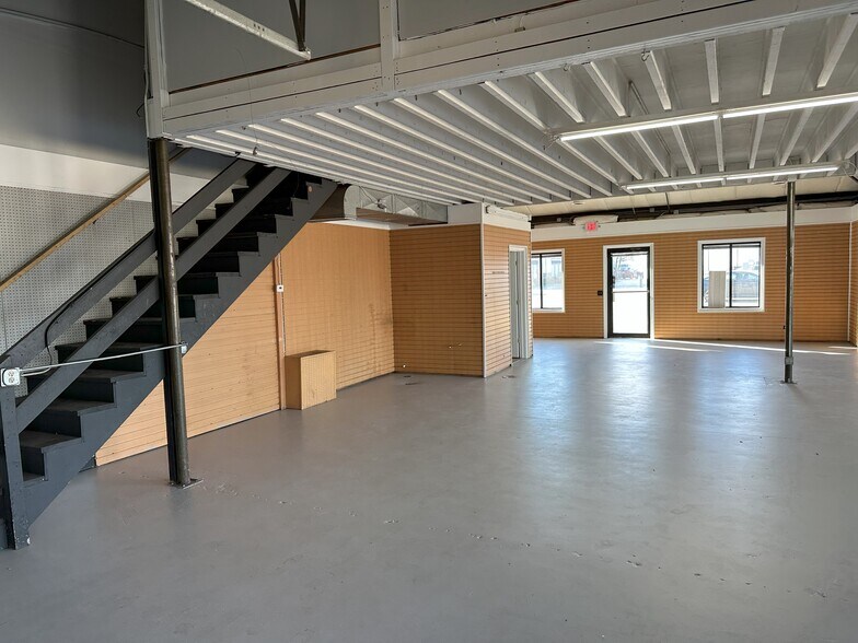 More Photos Of 905 Pyott Rd, Crystal Lake Showroom For Lease