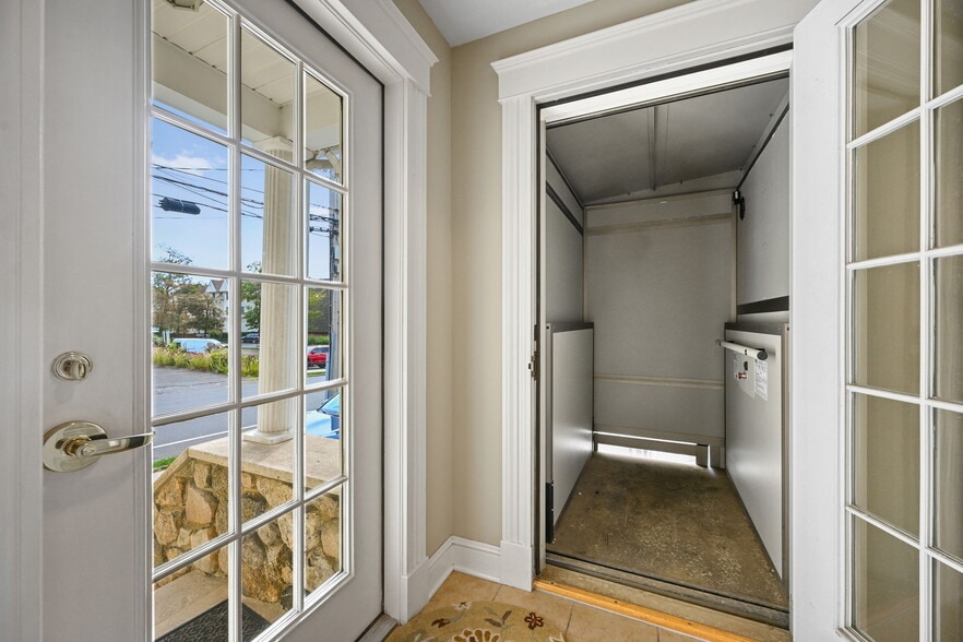 More Photos Of 1458 Bedford St, Stamford Office For Lease