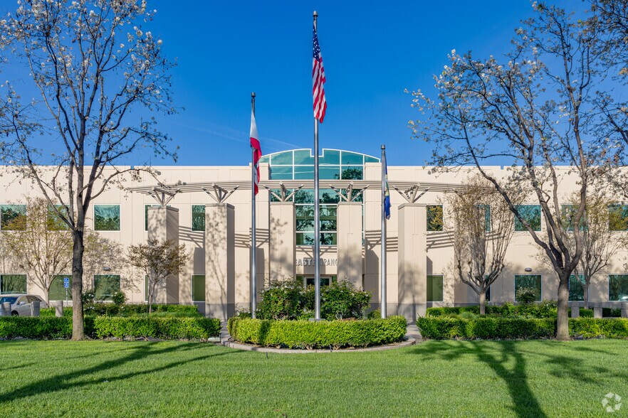 More Photos Of 801-835 S Akers St, Visalia Office For Lease