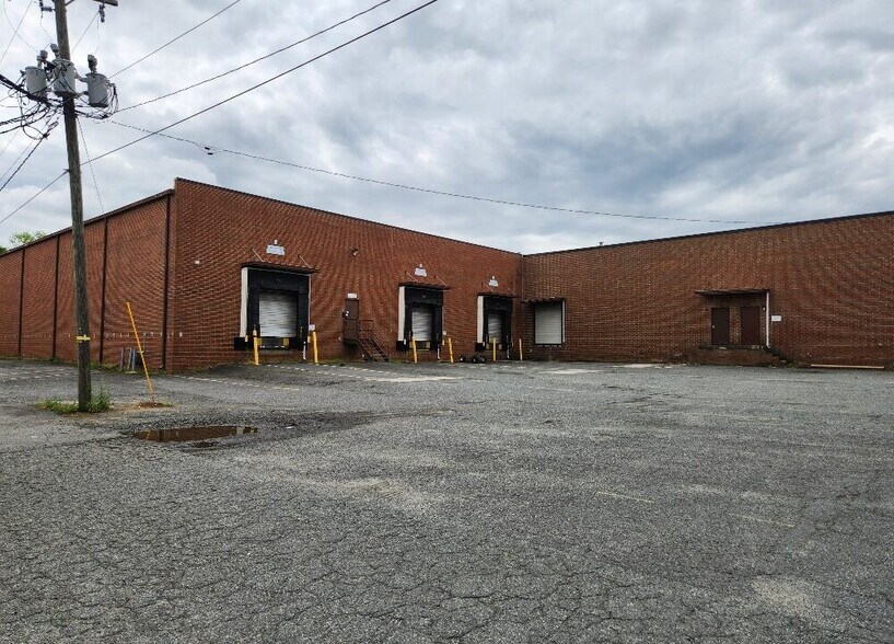 More Photos Of 10901 Carpet St, Charlotte Warehouse For Lease