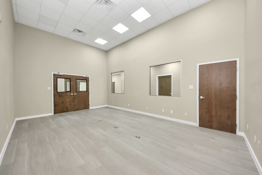 More Photos Of 1563 Live Oak St, Webster Office For Sale