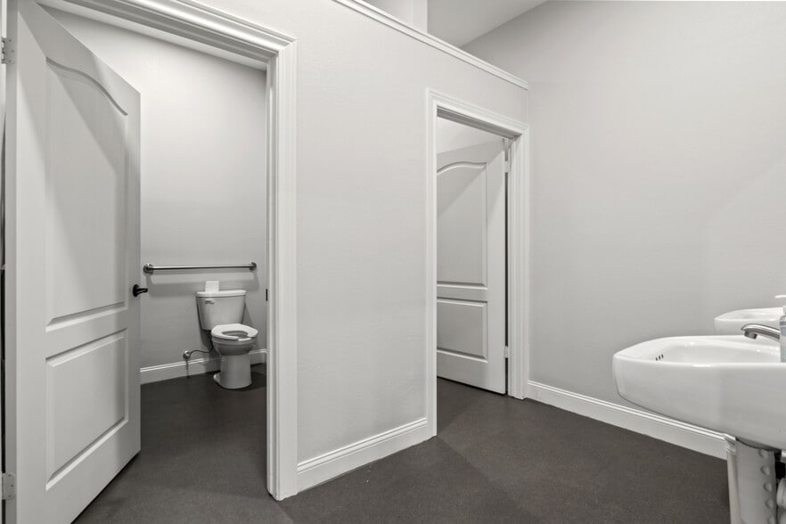 More Photos Of 107 E 11th St, Mount Pleasant Office For Sale