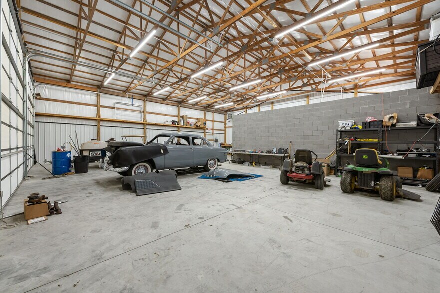 More Photos Of 26091 OK-51, Wagoner Showroom For Sale