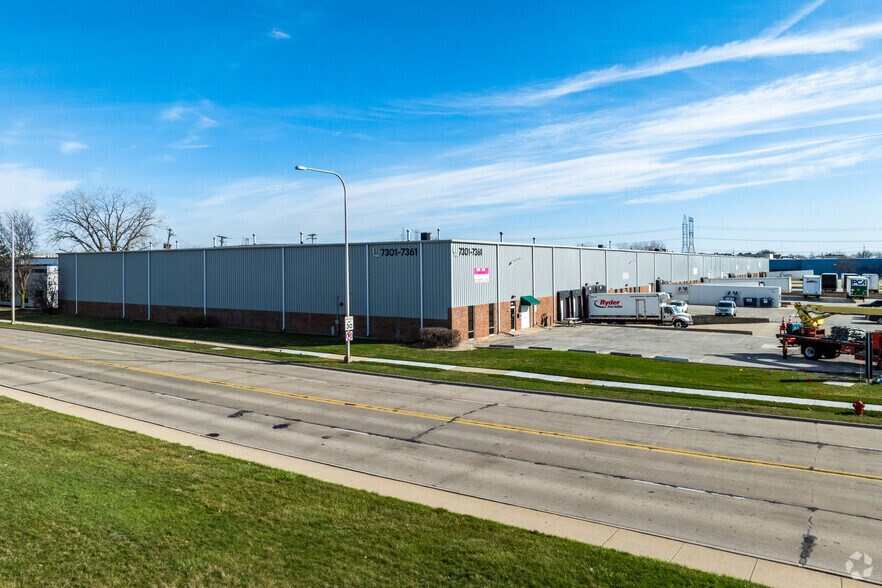 More Photos Of 7301-7361 S Meade Ave, Bedford Park Warehouse For Lease
