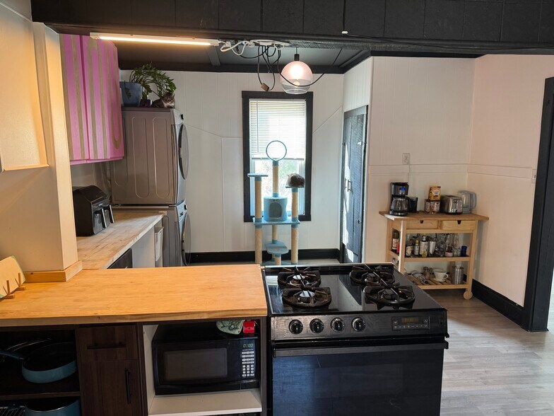 More Photos Of 81 N Mill St, Kansas City General Retail For Sale