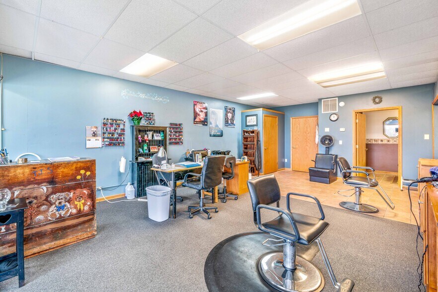 More Photos Of 645 E Lasalle St, Somonauk Showroom For Lease