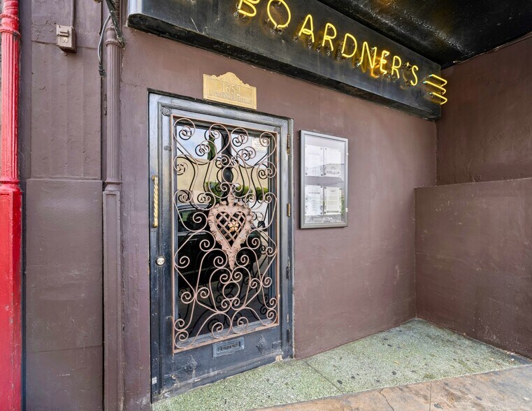 More Photos Of 6646 Hollywood Blvd, Hollywood Storefront Retail Office For Sale