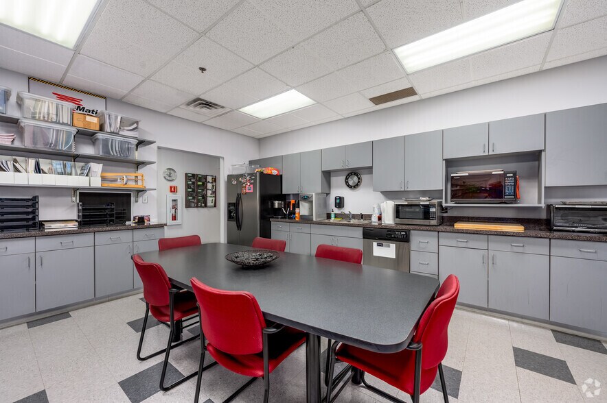 More Photos Of 5550 Poindexter Dr, Indianapolis Distribution For Sale