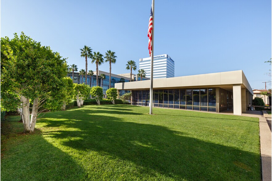 More Photos Of 15255 Ventura Blvd, Sherman Oaks Storefront Retail Office For Lease