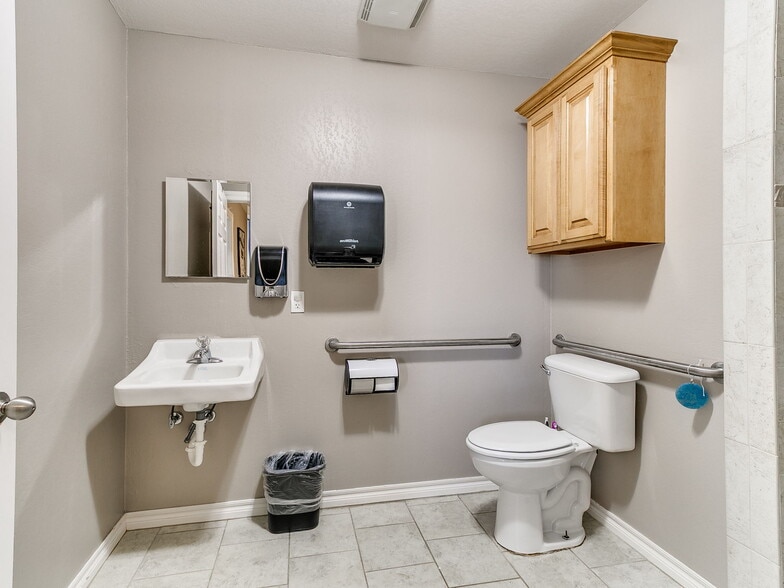 More Photos Of 1064 Industrial Dr, Yukon Light Distribution For Lease