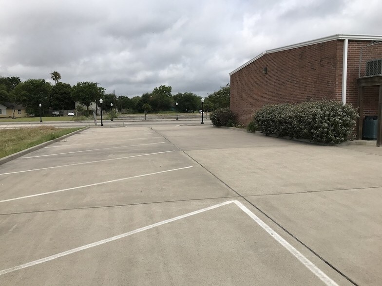 More Photos Of 118 6th St N, Texas City Showroom For Sale