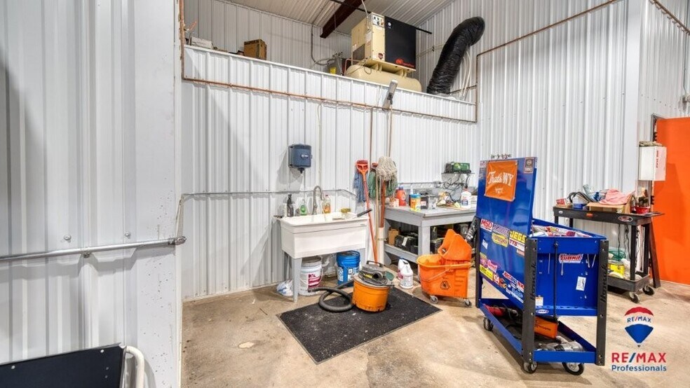 More Photos Of 2423 E Cleveland St, Sundance Flex For Sale
