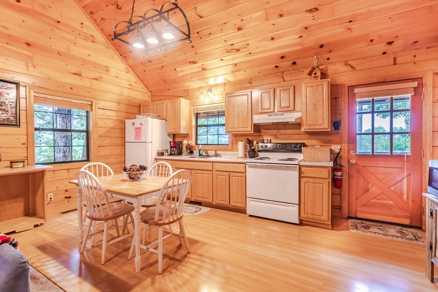 More Photos Of 15695 Highway 187, Eureka Springs Hotel For Sale