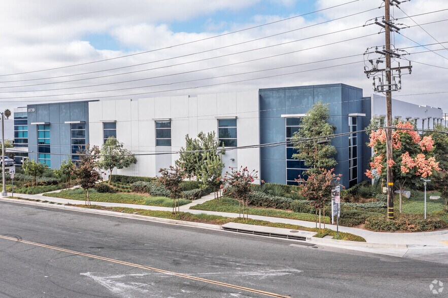 More Photos Of 8739 Dice Rd, Santa Fe Springs Warehouse For Lease