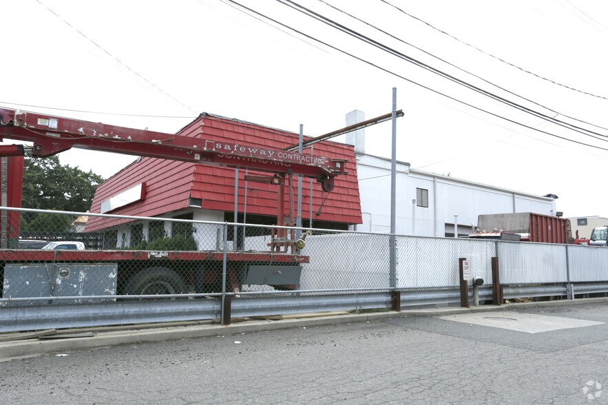More Photos Of 636 N Michigan Ave, Kenilworth Warehouse For Lease