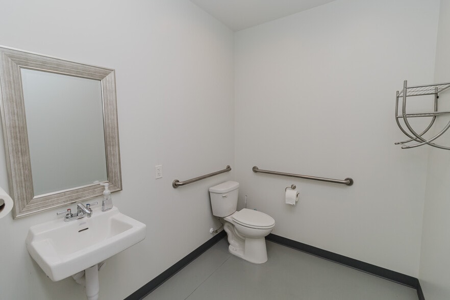 More Photos Of 2325 S Crest St, Wichita Warehouse For Sale