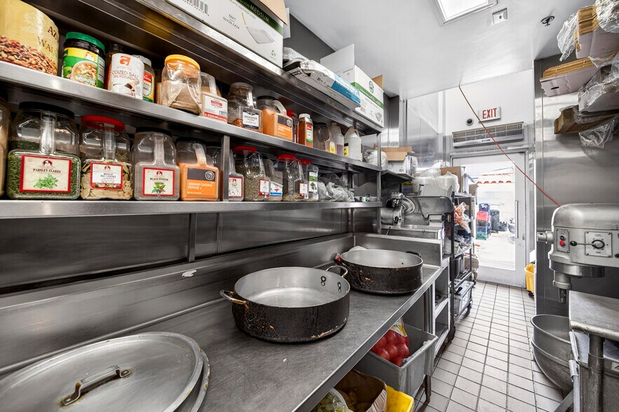 More Photos Of 910 W Pacific Coast Hwy, Wilmington Bar For Lease