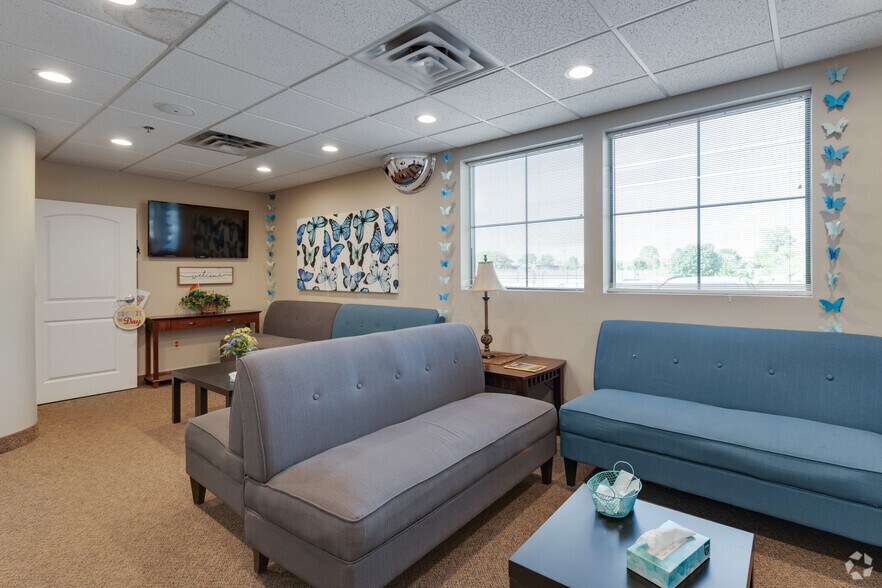 More Photos Of 1701 Lake Lansing Rd, Lansing Office For Lease