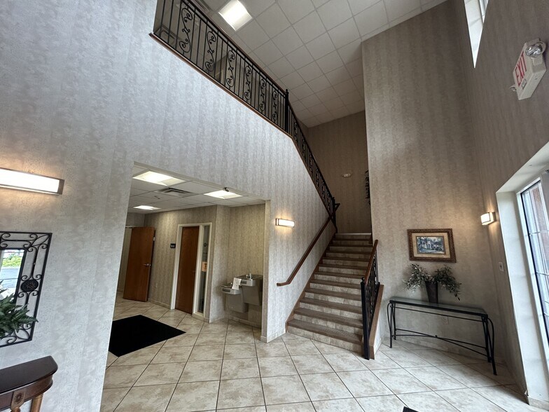 More Photos Of 8111 Cheviot Rd, Cincinnati Office For Sale