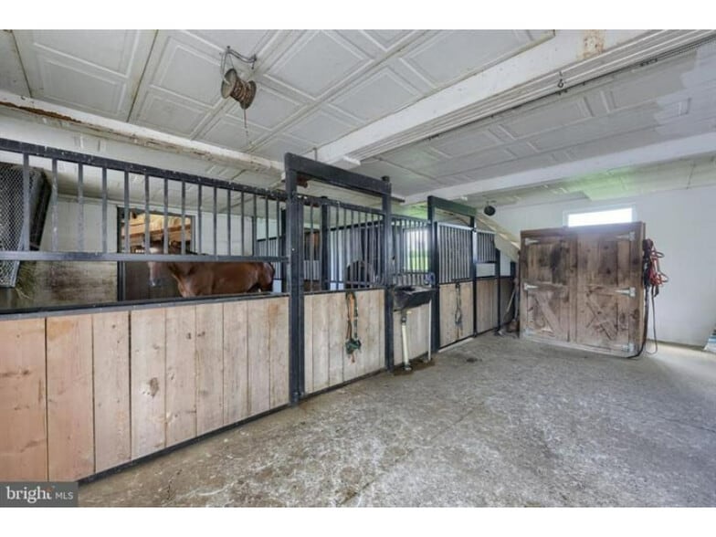 More Photos Of 240 Railroad Ave, Bird In Hand Flex For Sale