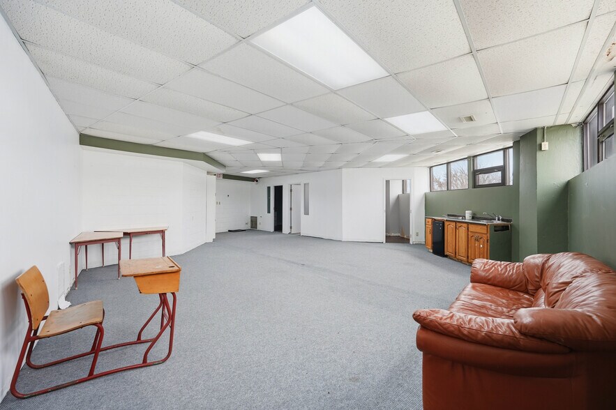 More Photos Of 149 N Murray St, Quinte West Office For Sale