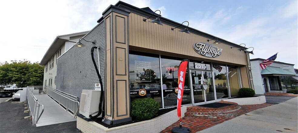 More Photos Of 2515 Far Hills Ave, Oakwood Restaurant For Sale
