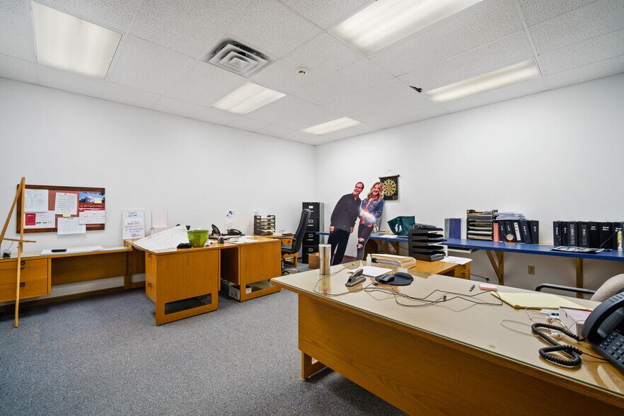 More Photos Of 1801 N 13th Ave E, Newton Flex For Lease