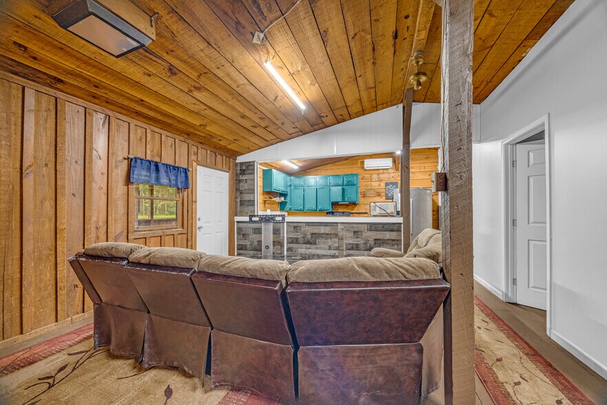 More Photos Of 252 Komplex Dr, Carnesville Warehouse For Sale