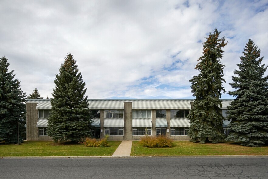 More Photos Of 115 Rue de Vaudreuil, Boucherville Flex For Lease