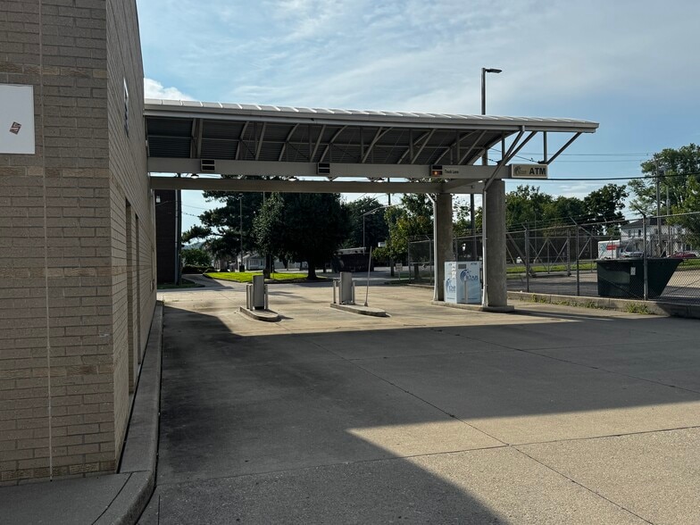 More Photos Of 600 6th Ave, Saint Albans Office For Sale