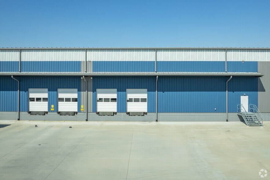 More Photos Of 350 Mayfield Rd, Duncan Service For Lease