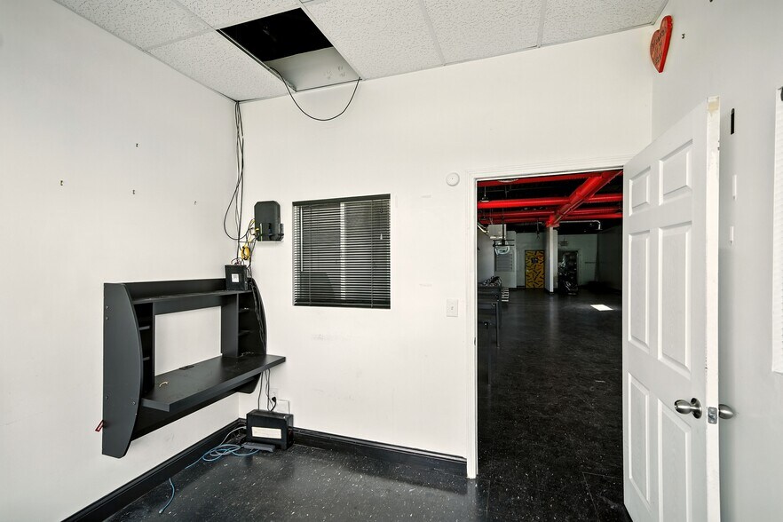 More Photos Of 8235 W 8 Mile Rd, Detroit Storefront For Sale