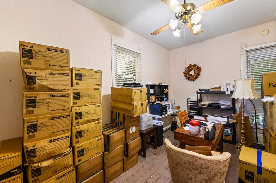 More Photos Of 202 N Newsom St, Mineola General Retail For Sale