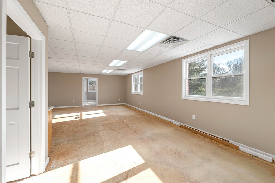 More Photos Of 5 Buttrick Rd, Londonderry Office For Lease