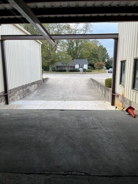 More Photos Of 3683 N Peachtree Rd, Atlanta Distribution For Lease