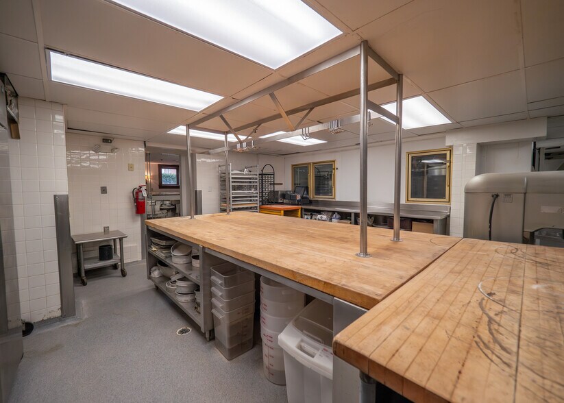 More Photos Of 649 High St, Worthington Storefront Retail Office For Sale