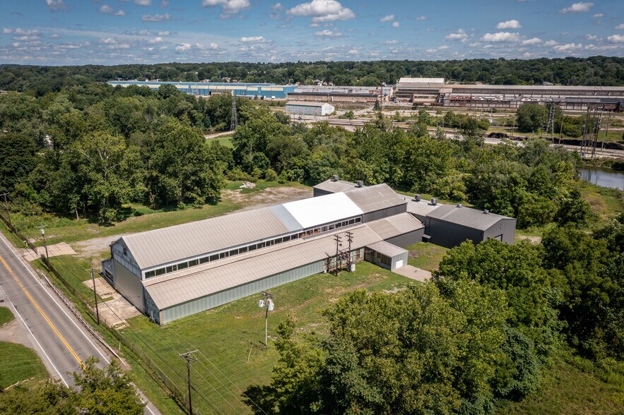 More Photos Of 800 N Water Ave, Sharon Service For Sale