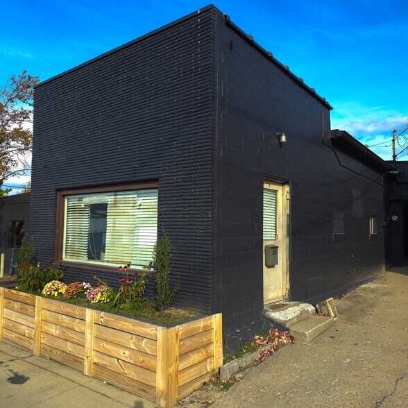 More Photos Of 443 W Walnut St, Danville Storefront For Lease