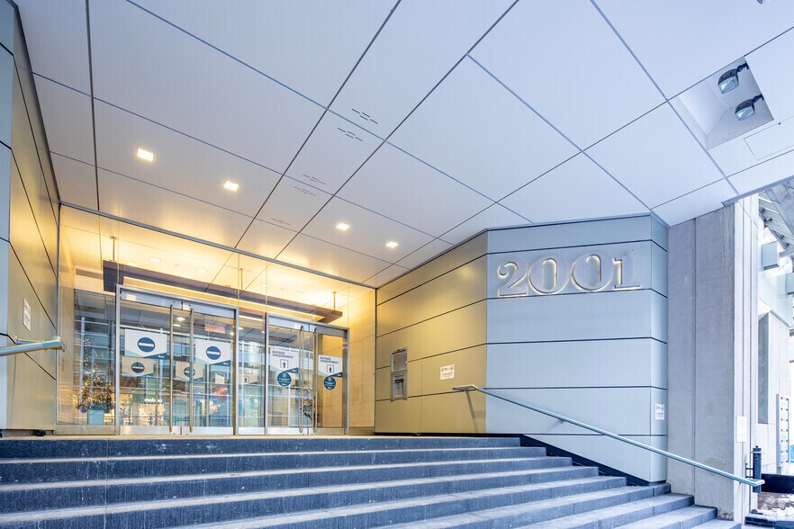 More Photos Of 2001 Boul Robert-Bourassa, Montréal Office Residential For Lease