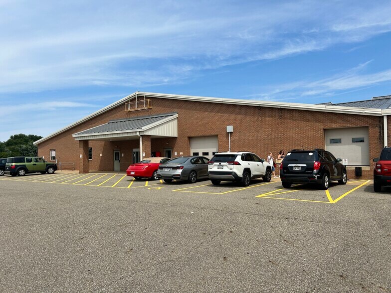 More Photos Of 1289 Edison St NW, Hartville Restaurant For Lease