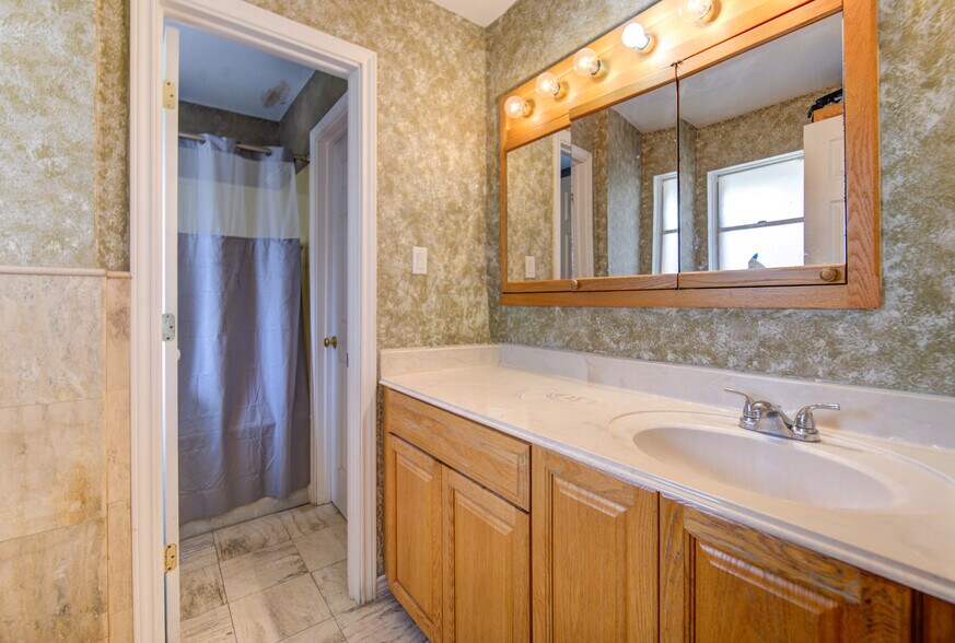 More Photos Of 1100 S Persimmon St, Tomball Warehouse For Sale