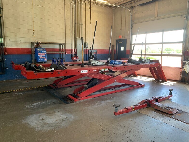 More Photos Of 7811 Southtown Crossing Blvd, Fort Wayne Auto Repair For Sale