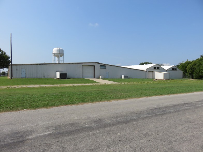 More Photos Of 2525 N Center St, Bonham Manufacturing For Lease