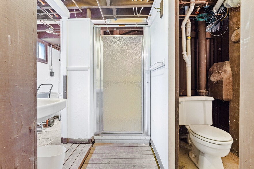 More Photos Of 15522 Madison Ave, Lakewood General Retail For Sale