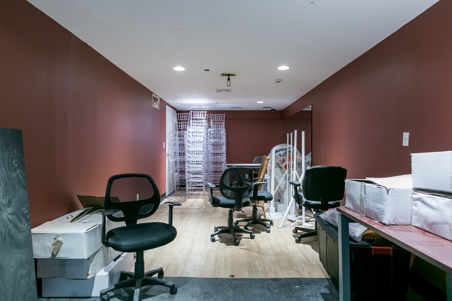 More Photos Of 132 N Wellwood Ave, Lindenhurst Storefront Retail Office For Lease