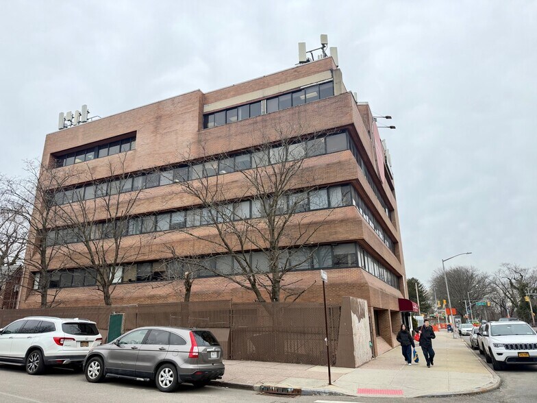 More Photos Of 163-03 Horace Harding Expy, Fresh Mdws, Fresh Meadows Medical For Sale