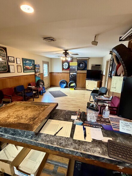 More Photos Of 1529 E Philadelphia Ave, Gilbertsville Auto Repair For Sale