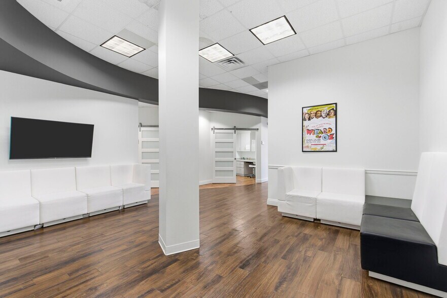 More Photos Of 5552 N Farmer Branch Rd, Ozark Office For Sale