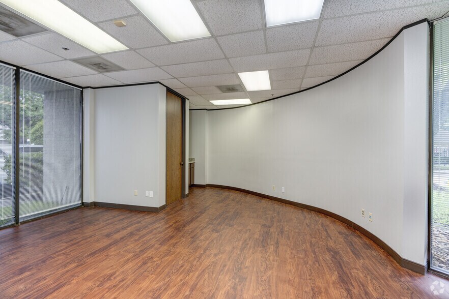 More Photos Of 17449-17497 Village Green Dr, Houston Unknown For Lease