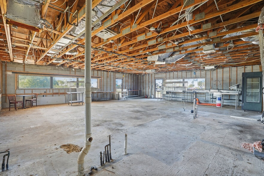 More Photos Of 16541 San Carlos Blvd, Fort Myers Restaurant For Sale